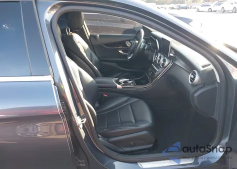 2016 Mercedes-Benz C 300 z USA, uszkodzony, nr VIN 55SWF4JB2GU154736